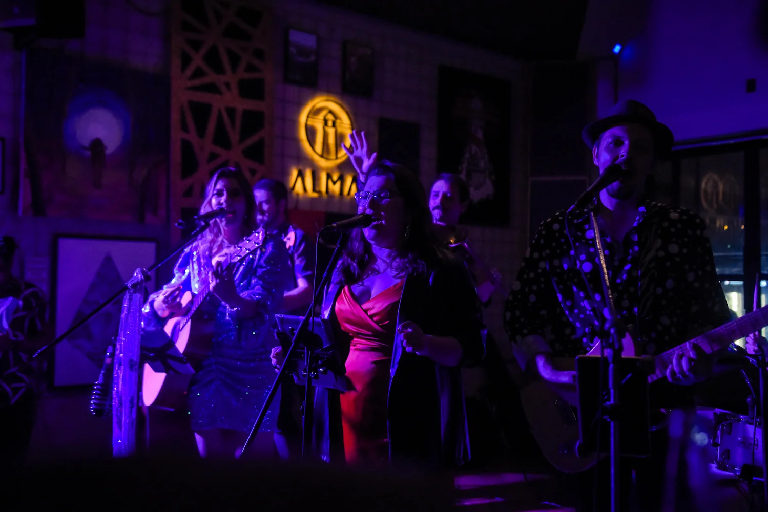Show Killer Queen by Barbie Kills se apresentando em show para casamento gay, lésbico e LGBT