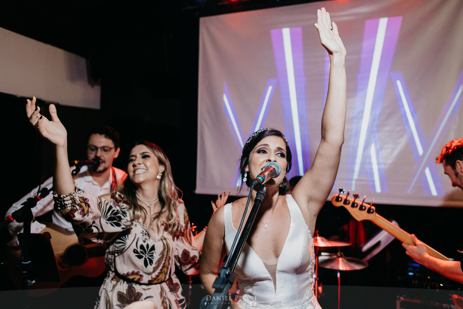 Estrutura de som e iluminação profissional da Barbie Kills em casamento